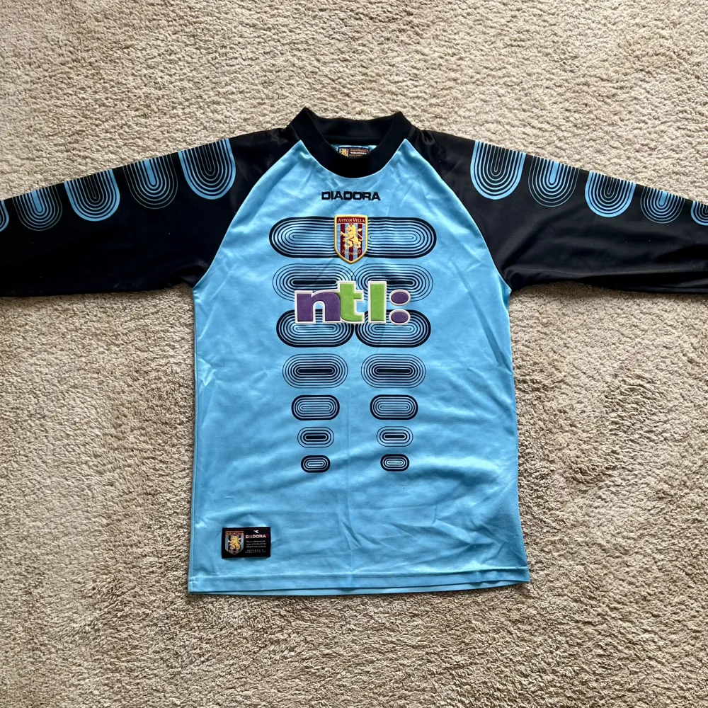 Front view of Aston Villa 2001/02 Diadora GK 2 Goalkeeper Shirt (NTL) - Youth