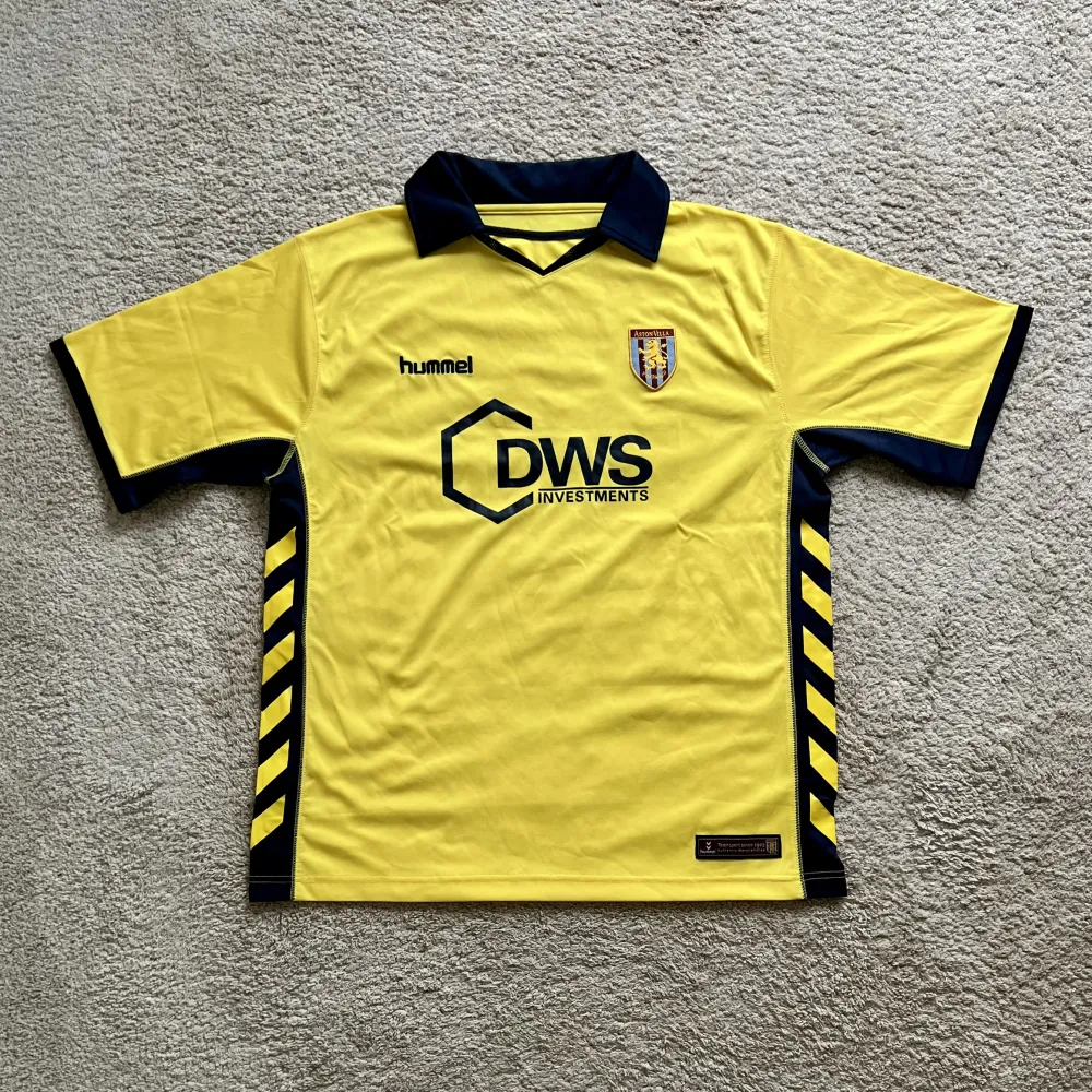 Front view of Aston Villa 2005/06 Hummel Away Shirt (DWS Investments) - Men's Large