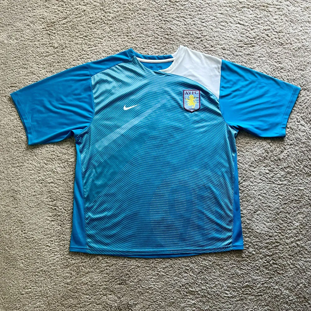 Front view of Aston Villa 2009/10 Nike 1 Training Shirt - Men's XL