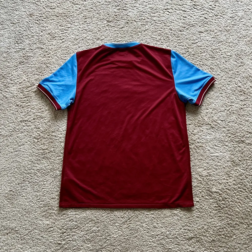 Rear view of Aston Villa 2009/10 Nike Home Shirt (Acorns) - Men's Medium