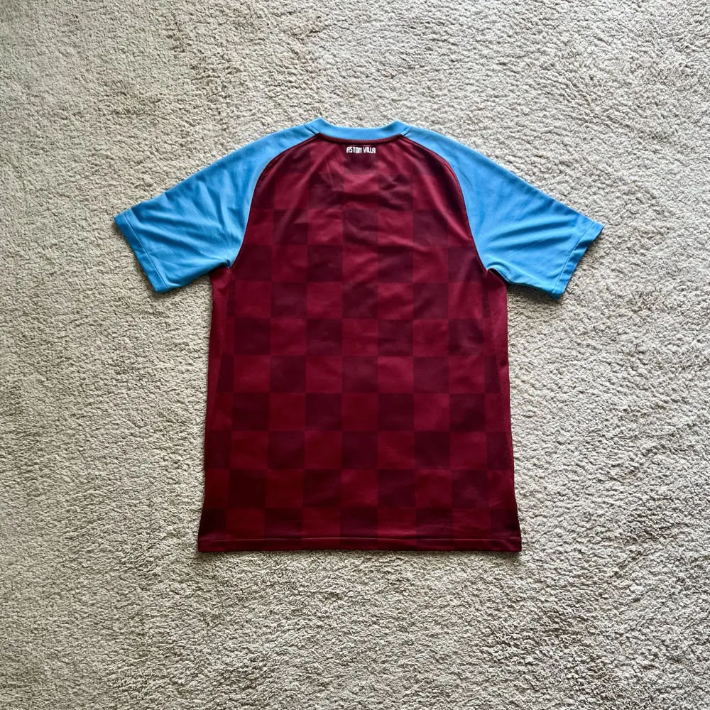 Rear view of Aston Villa 2011/12 Nike Home Shirt (Genting Casinos) - Men's Medium