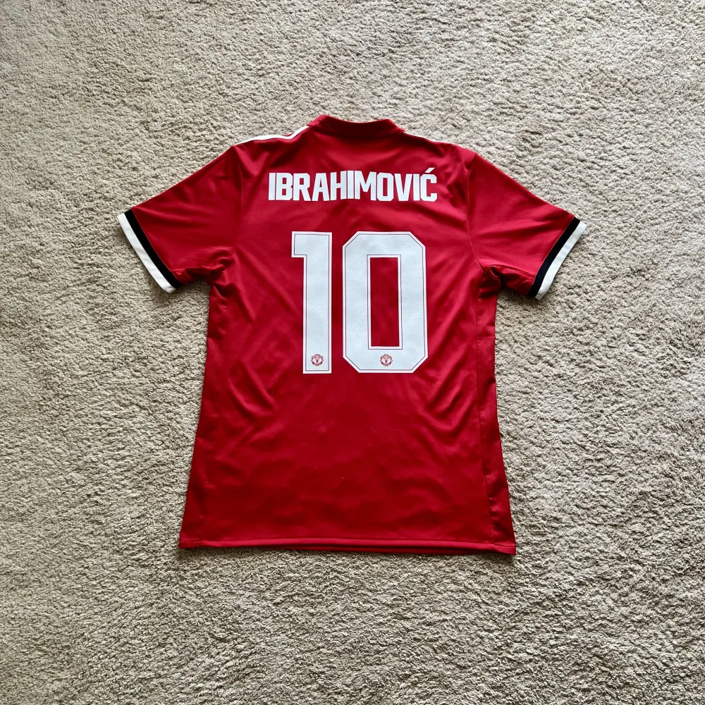 Rear view of Manchester United 2017/18 Adidas Home Shirt (Chevrolet) - Men's Medium