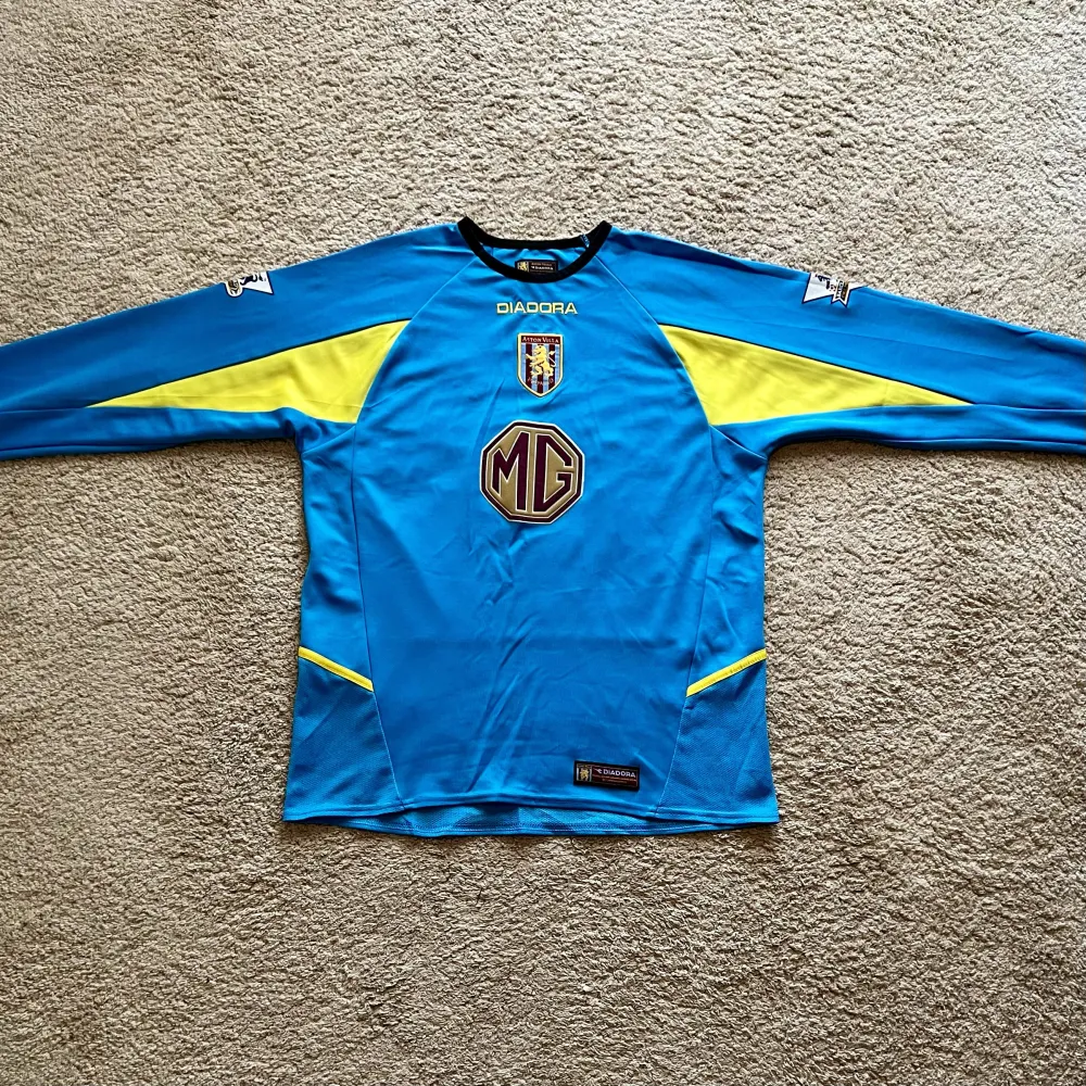 Front view of Aston Villa 2003/04 GK 2 Goalkeeper Shirt - Junior XL