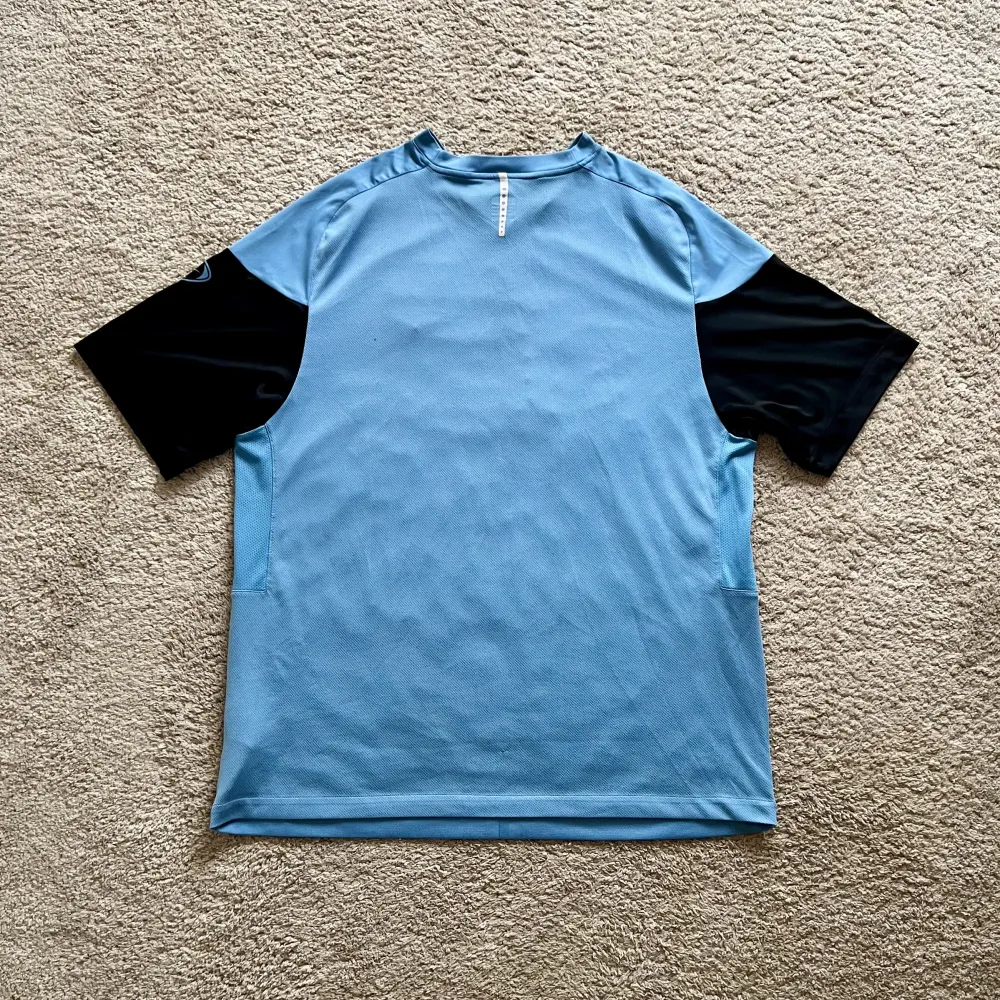 Rear view of Aston Villa 2008/09 Nike 1 Training Shirt - Men's XL