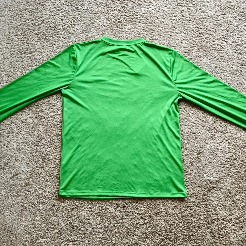 Rear view of Aston Villa 1976/77 Home Goalkeeper Shirt - Men's Medium