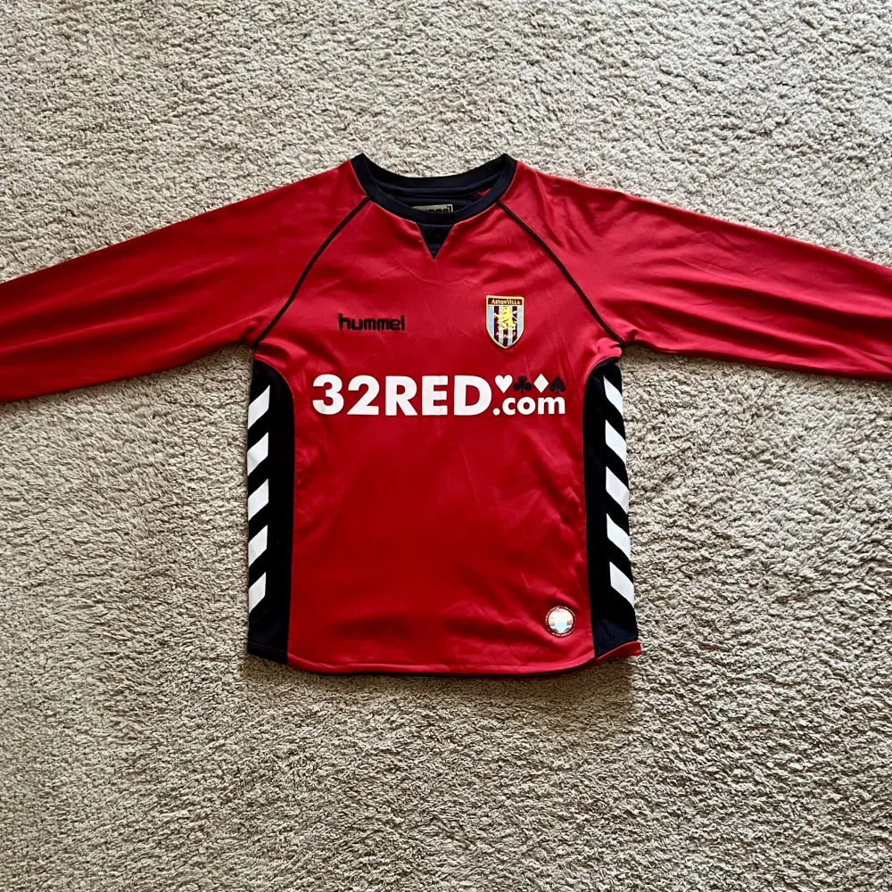 Front view of Aston Villa 2006/07 Hummel GK 3 Goalkeeper Shirt (32Red) - Junior Medium